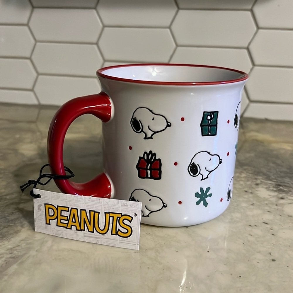 Peanuts Snoopy SNOWFLAKES AND PRESENTS 21oz CHRISTMAS Coffee Mug Holiday NEW
